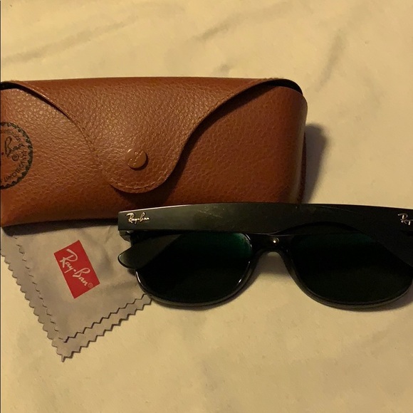 Authentic Ray-Ban wayfarer polarized sunglasses - Picture 2 of 7